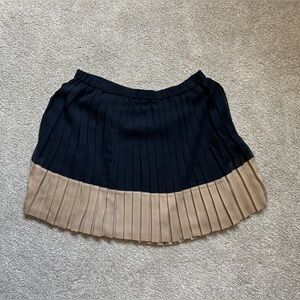 Club Monaco fun pleated navy / tan mini skirt
